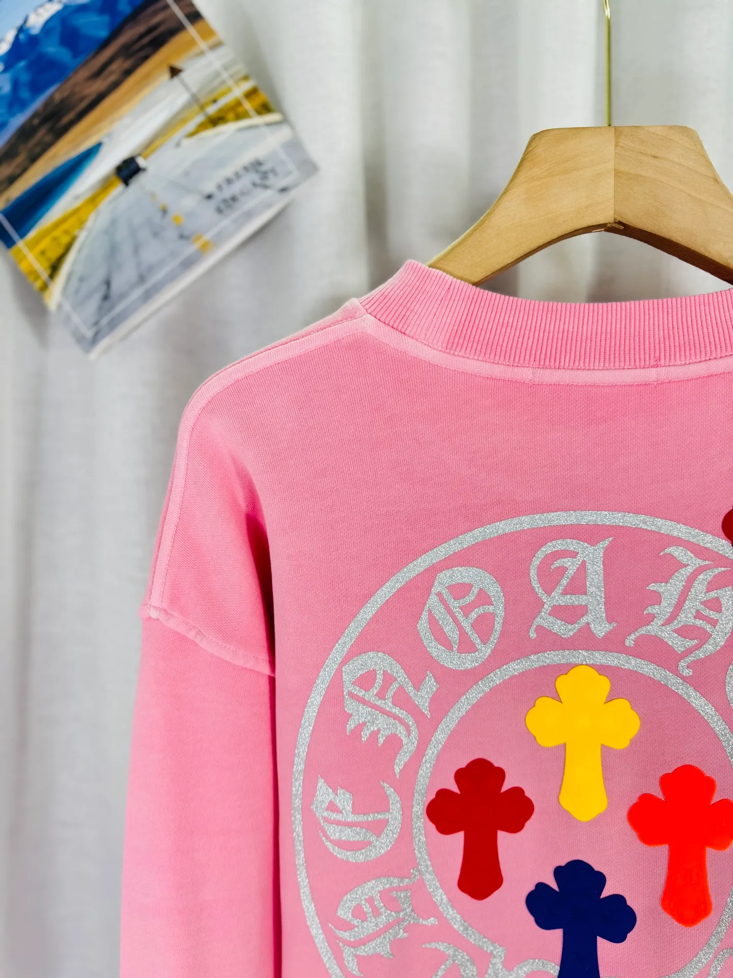 P250 top version, real shot without P, ​​different from market currency) 𝗖𝗵𝗿𝗼𝗺𝗲 𝗛𝗲𝗮𝗿𝘁𝘀/Cro Heart 2025 washed patch embroidery autumn and winter new original single counter American laser burnt 3D three-dimensional color embroidered couple casual sweatshirt 👑The highest version! Customized fabric 420g tripe terry fabric! American acid-washed and distressed original fabric laser burnt ✟appliqué embroidery and exquisite embroidery of letters! The best-selling model in the counter, very comfortable to wear. Accessories: original molded and authenticated collar label➕100% silk wash label. Genuine purchase-grade original hangtag➕matching hanging rope➕3D hanging beads➕original packaging bag. Craftsmanship: The original version has consistent wiring! The highest version of the armhole matching technique! Color: Pink Black Size: S M L XL Style No.: 9316